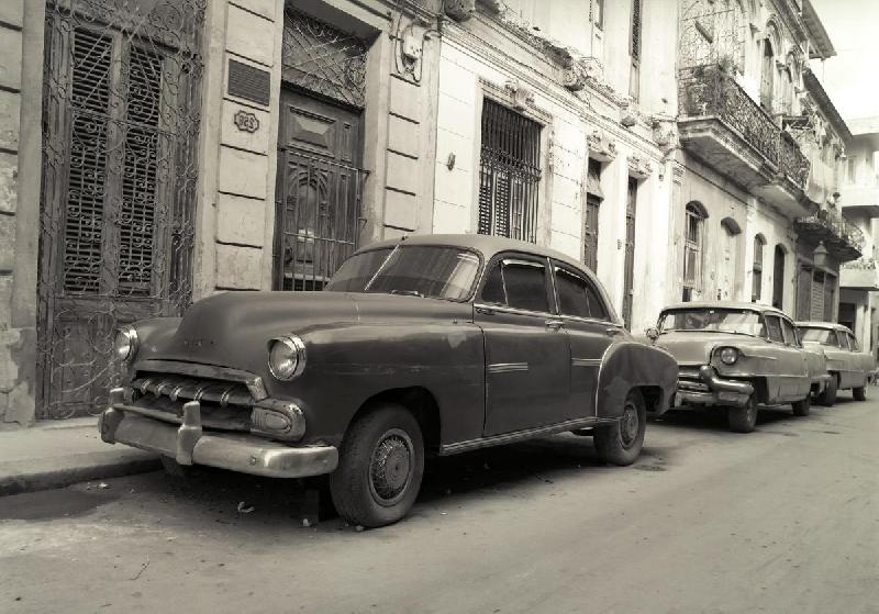 Photo noir et blanc voiture ancienne dans la rue