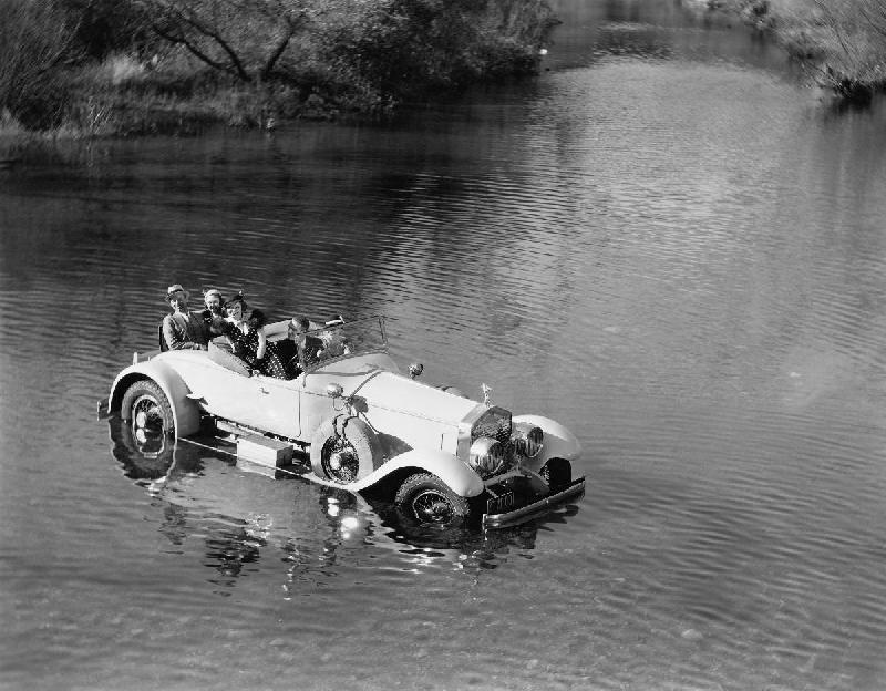 Photo voiture ancienne dans l'eau