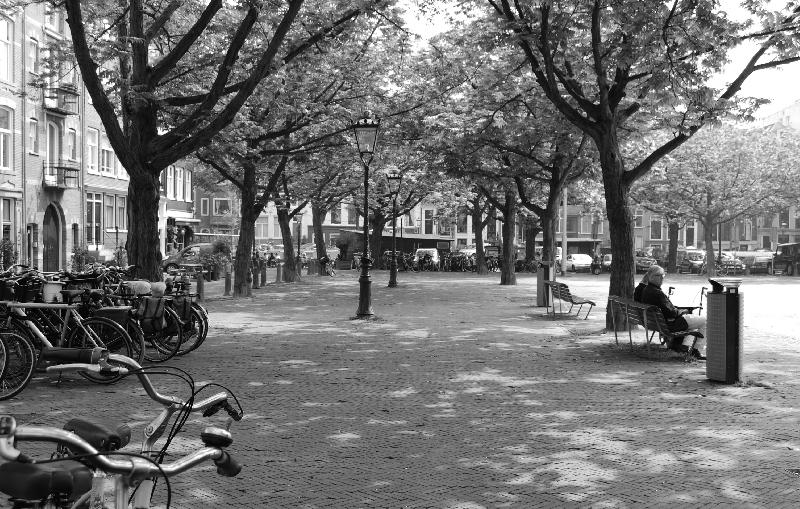 Photo noir et blanc d'une place à Amsterdam