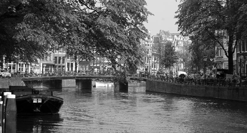 Photo noir et blanc pont sur les quai à Amsterdam