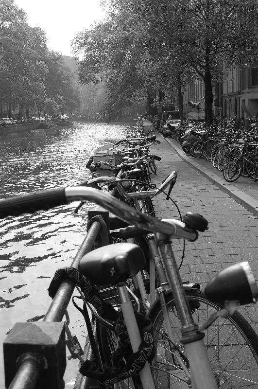 Photo noir et blanc vélo sur les berges à Amsterdam