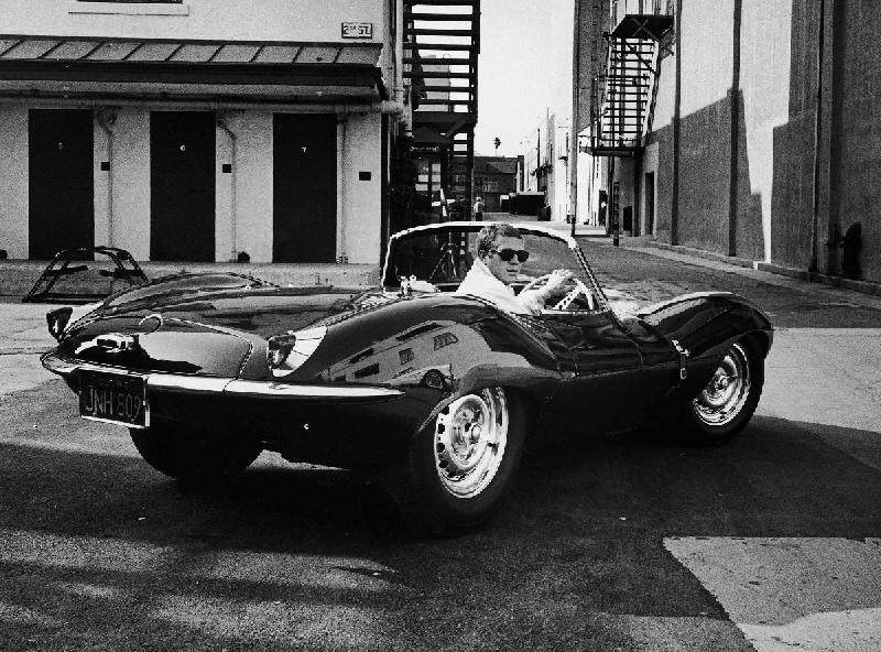 Photo noir et blanc Steve Mcqueen à bord de sa voiture