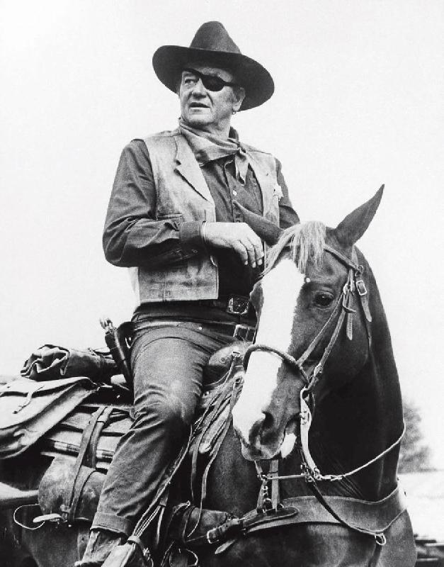 Photo noir et blanc de John Wayne à cheval