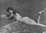 Photo noir et blanc Brigitte Bardot nue sur la plage