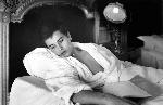 Photo noir et blanc Alain Delon dans son lit
