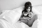 Poster Photo noir et blanc Amy Whinehouse dans son lit