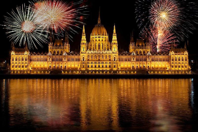 Photo feu d'artifice parlement de Budapest en Hongrie