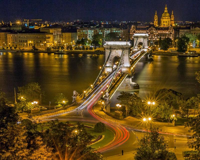 Photo du pont de Budapest de nuit en Hongrie