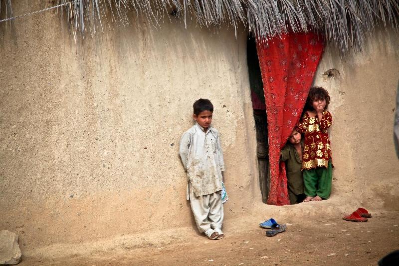 Photo enfant devant leur maison en Afghanistan