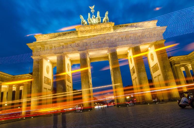Photo dela porte de Brandenburg éclairée de nuit à Berlin en Allemagne