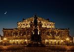 Photo de nuit de l'opéra Semper à Dresden en Allemagne