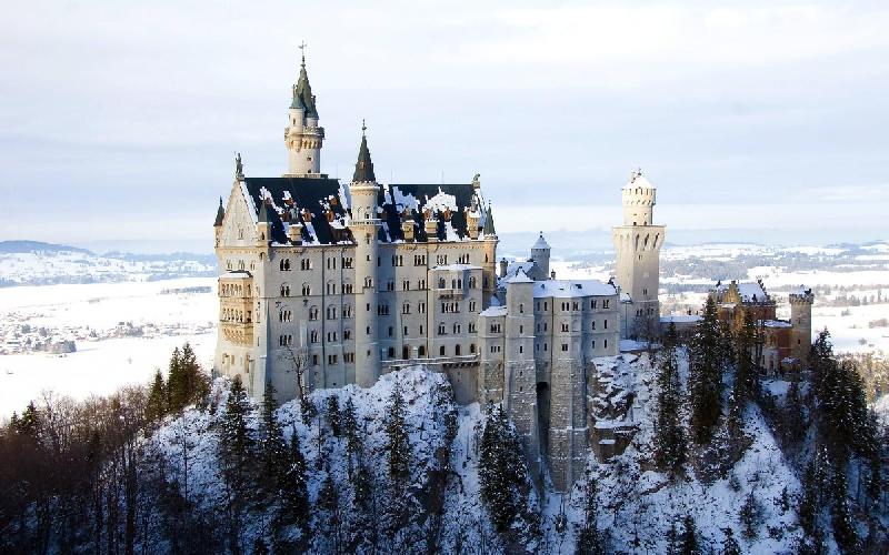 Photo du chateau sous la neige Neuschwanstein en Bavière en Allemagne