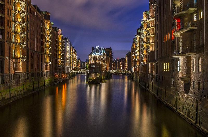 Photo de nuit de la ville de Hambourg en Allemagne