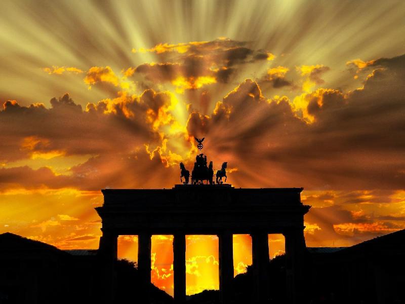 Photo coucher de soleil sur la porte brandebourg à Berlin en Allemagne