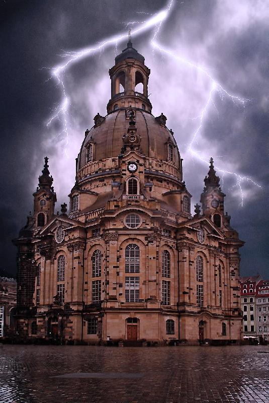 Photo de la cathédrale de Dresden sous l'orage en Allemagne