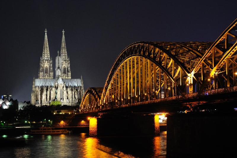 Photo de nuit du pont de cologne en Allemagne