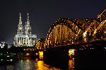 Photo de nuit du pont de cologne en Allemagne
