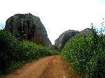 Photo chemin de terre entre rocher en Angola