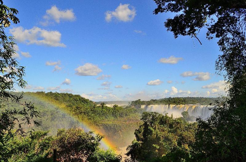 Photo arc en ciel sur les chutes d'Iguazu en Argentine