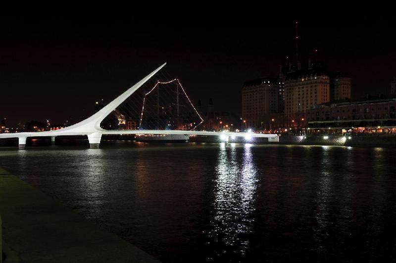 Photo vue du pont de Buenos Aire de nuit en Argentine