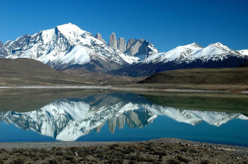 Photo reflet montagne dans un lac en Argentine