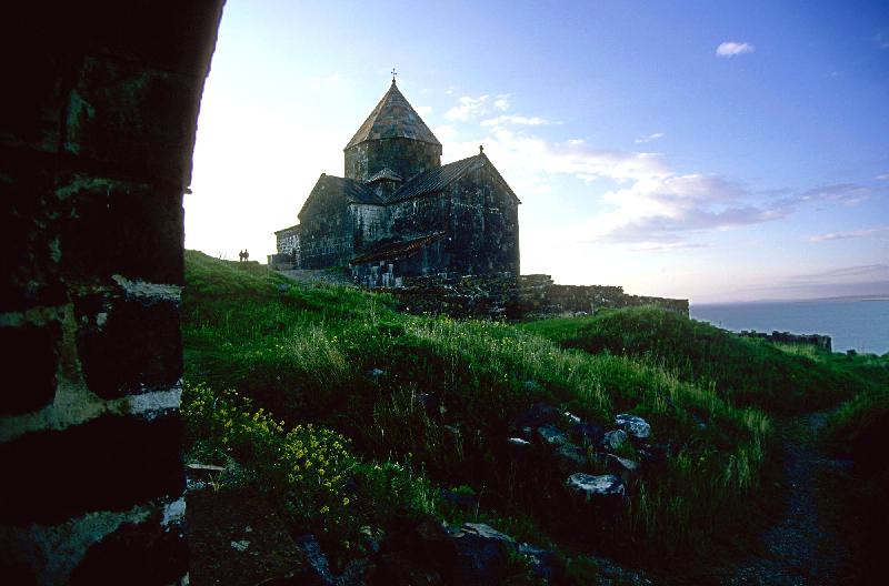 Photo église face à la mer en Arménie