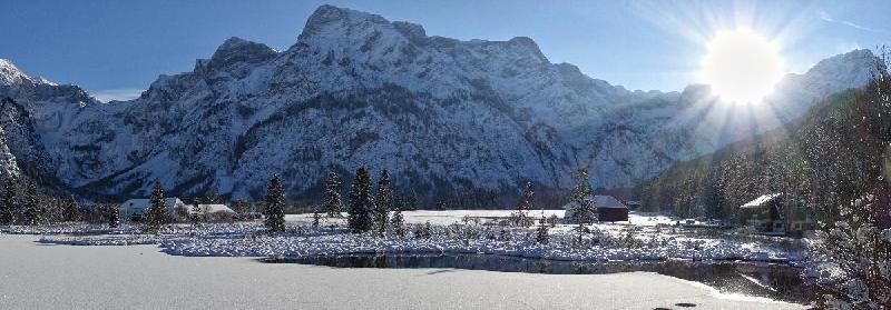Photo rayon de soleil lac enneigé en Autriche