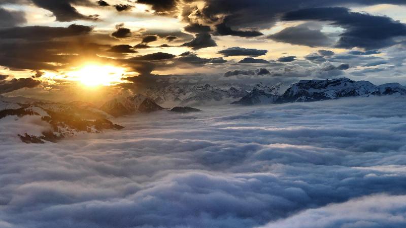 Photo coucher de soleil sur mer de nuage dans les alpes autriche
