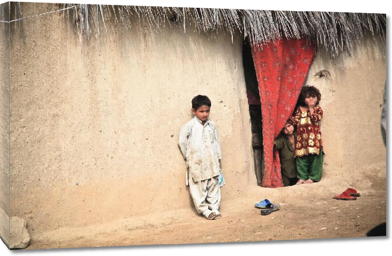 Toiles imprimées Photo enfant devant leur maison en Afghanistan