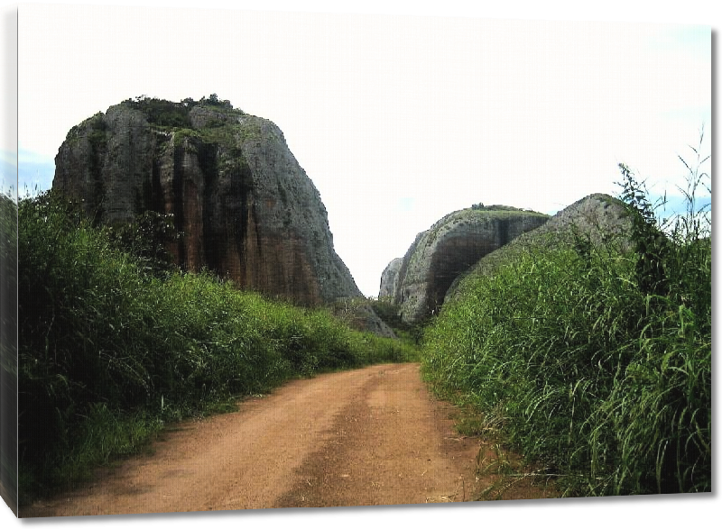 Toiles imprimées Photo chemin de terre entre rocher en Angola