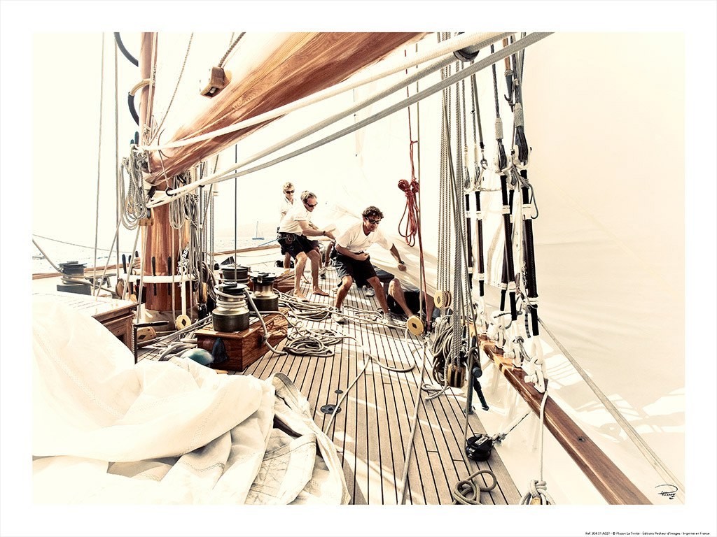 Poster photo Manoeuvre à bord d'un classique yacht