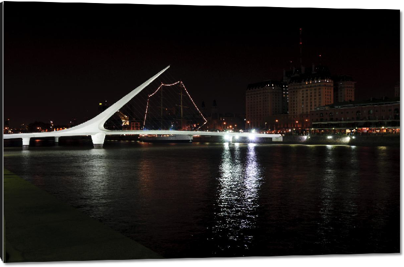 Impression sur aluminium Photo vue du pont de Buenos Aire de nuit en Argentine