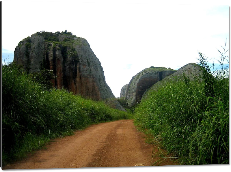 Impression sur aluminium Photo chemin de terre entre rocher en Angola