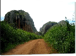Impression sur aluminium Photo chemin de terre entre rocher en Angola