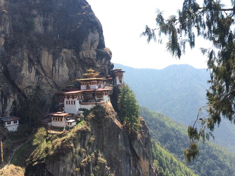 photo bâtisse dans la montagne au Bhoutan