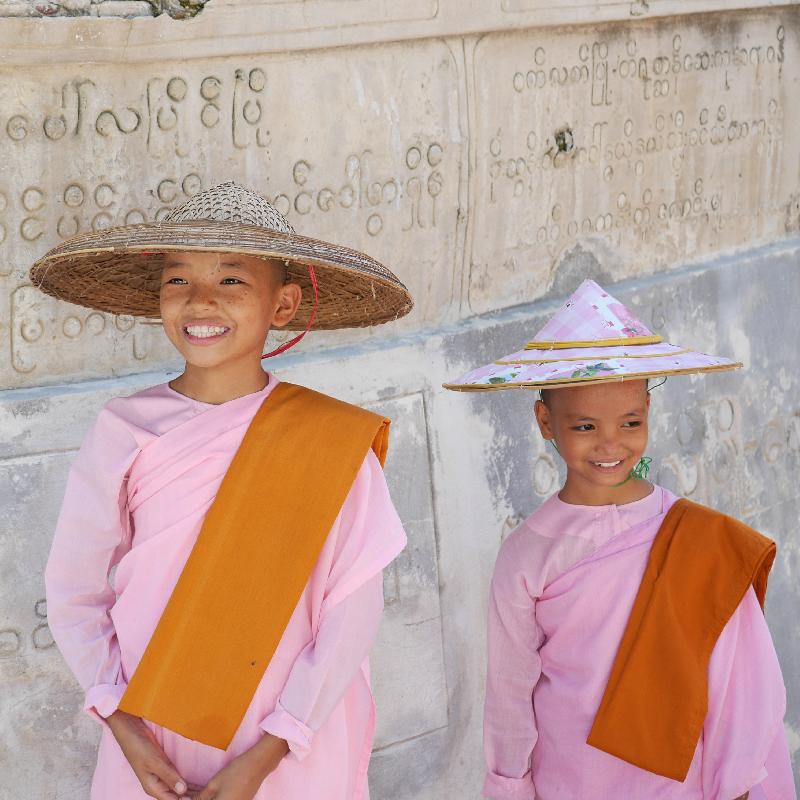 photo fillette en tenue traditionnelle en Birmanie 