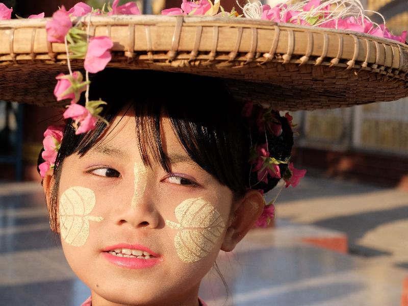 Photo fillette au tatouage traditionnel en Birmanie 