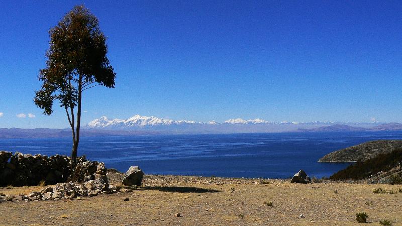 photo mer avec les montagnes en bolivie