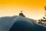 photo montagne avec la statue au brésil