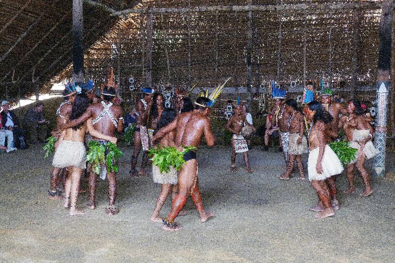 photo peuple indigène dansant au brésil