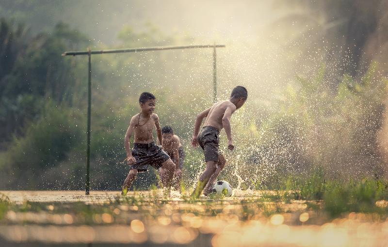 photo jeune brésilien jouant au foot