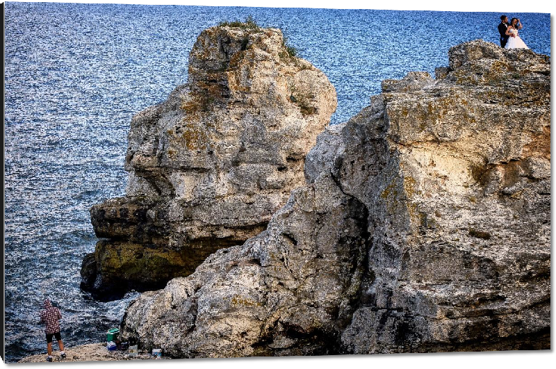 Impression sur aluminium photo pecheur sur rocher dans la mer 