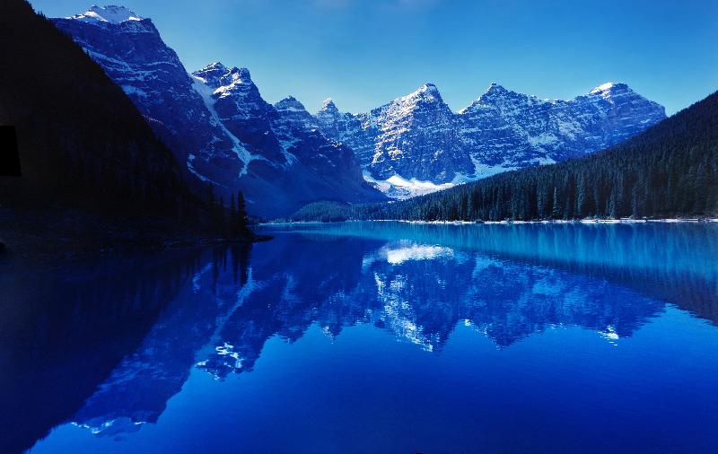 photo lac et montagnes au canada