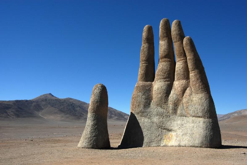 photo sculpture d'une main enterré dans les montagnes au chili