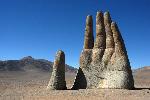 photo sculpture d'une main enterré dans les montagnes au chili
