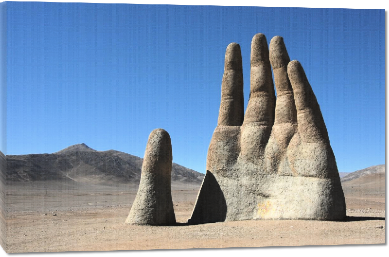 Toiles imprimées photo sculpture d'une main enterré dans les montagnes au chili