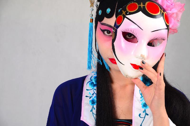 photo chinoise et son masque de tradition 