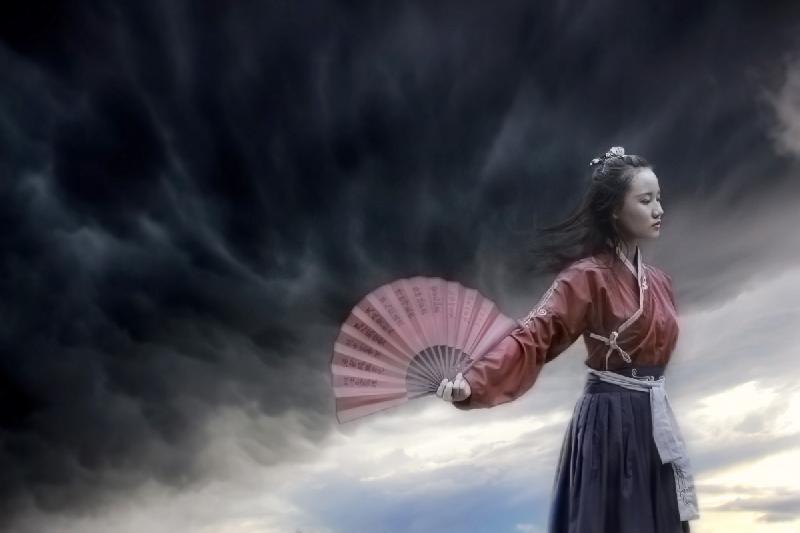 photo jeune femme à l'eventail en tenue chinoise