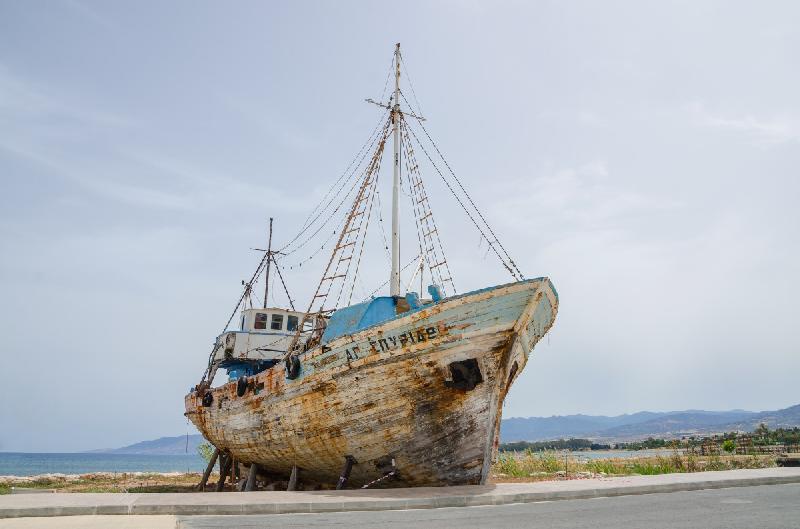 photo bateau sur la plage chypre 