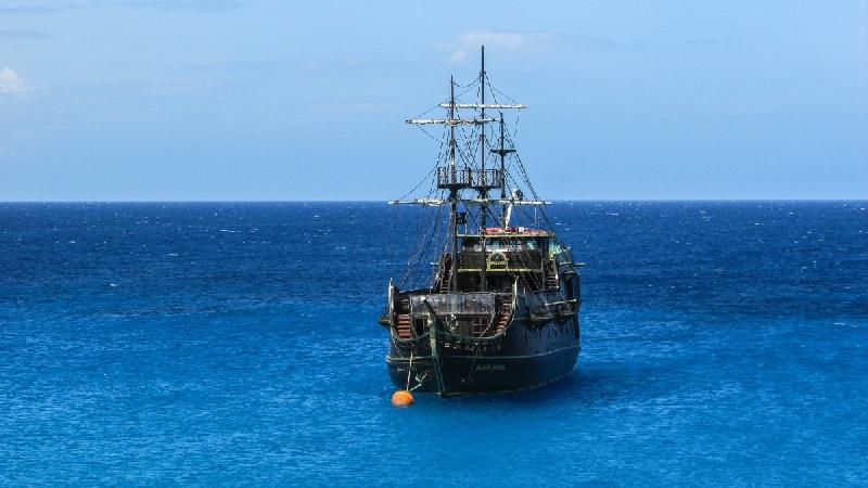 photo bataeau en mer en chypre 